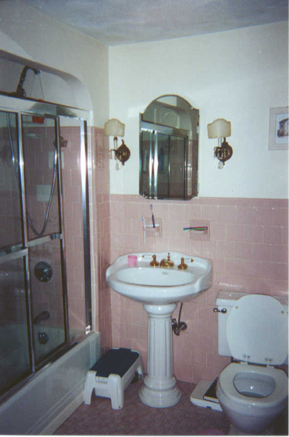 2nd Floor Bath.jpg (45508 bytes)