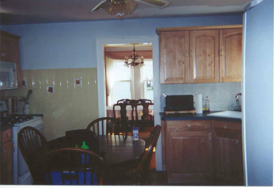 Kitchen towards DR.jpg (42801 bytes)