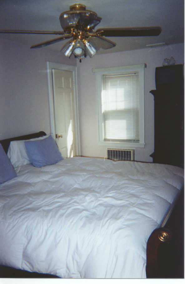 MBR Closet and Window.jpg (39944 bytes)