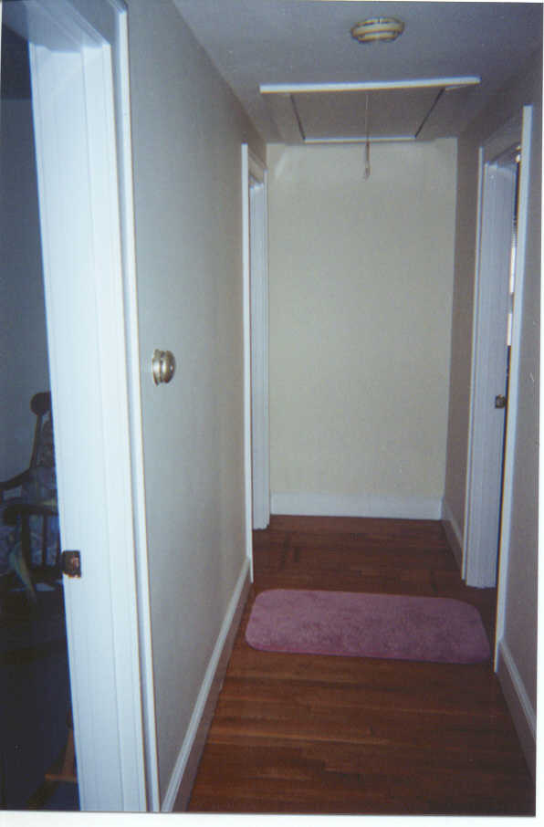 Upstairs Hallway.jpg (38762 bytes)